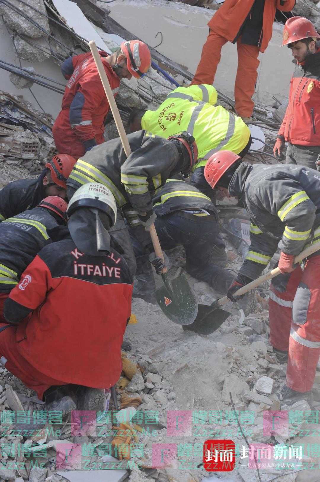 土耳其震区实录③｜航拍中国救援队救出第四人现场：一片废墟之下的生命奇迹