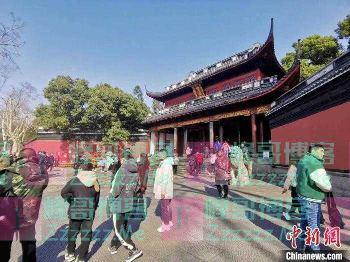 杭州岳庙就“保安阻止游客打秦桧像引热议”致歉 将加强教育