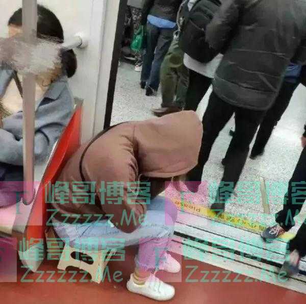 男子坐地铁自带沙发，网友：怎么过的安检？！地铁方回应：无违禁