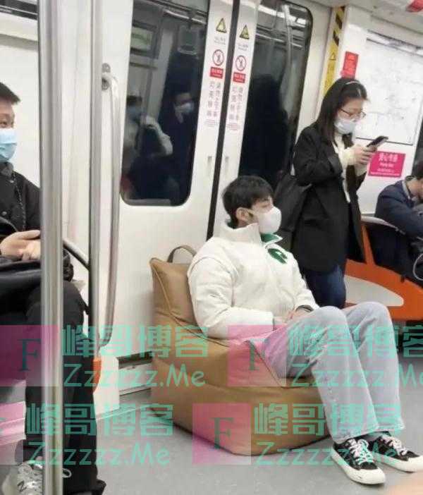 男子坐地铁自带沙发，网友：怎么过的安检？！地铁方回应：无违禁