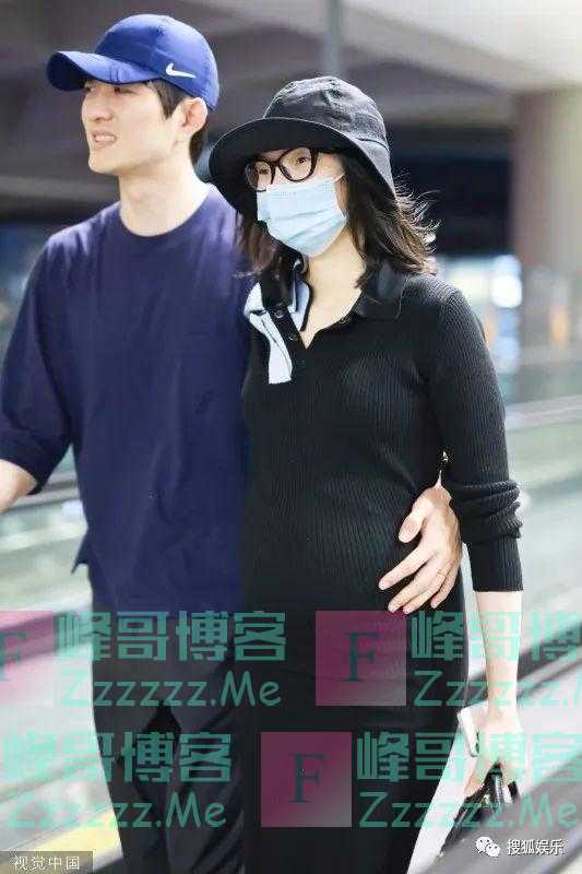 金大川雎晓雯现身机场，十指紧扣好甜蜜
