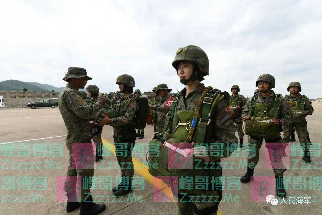 超刺激！全视角看海军陆战队员高空伞降