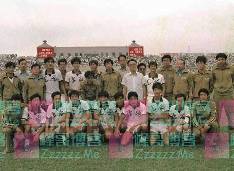 不少人津津乐道徐根宝的“抢逼围”，当年的上海足球还有一个特别称号｜睡前分享