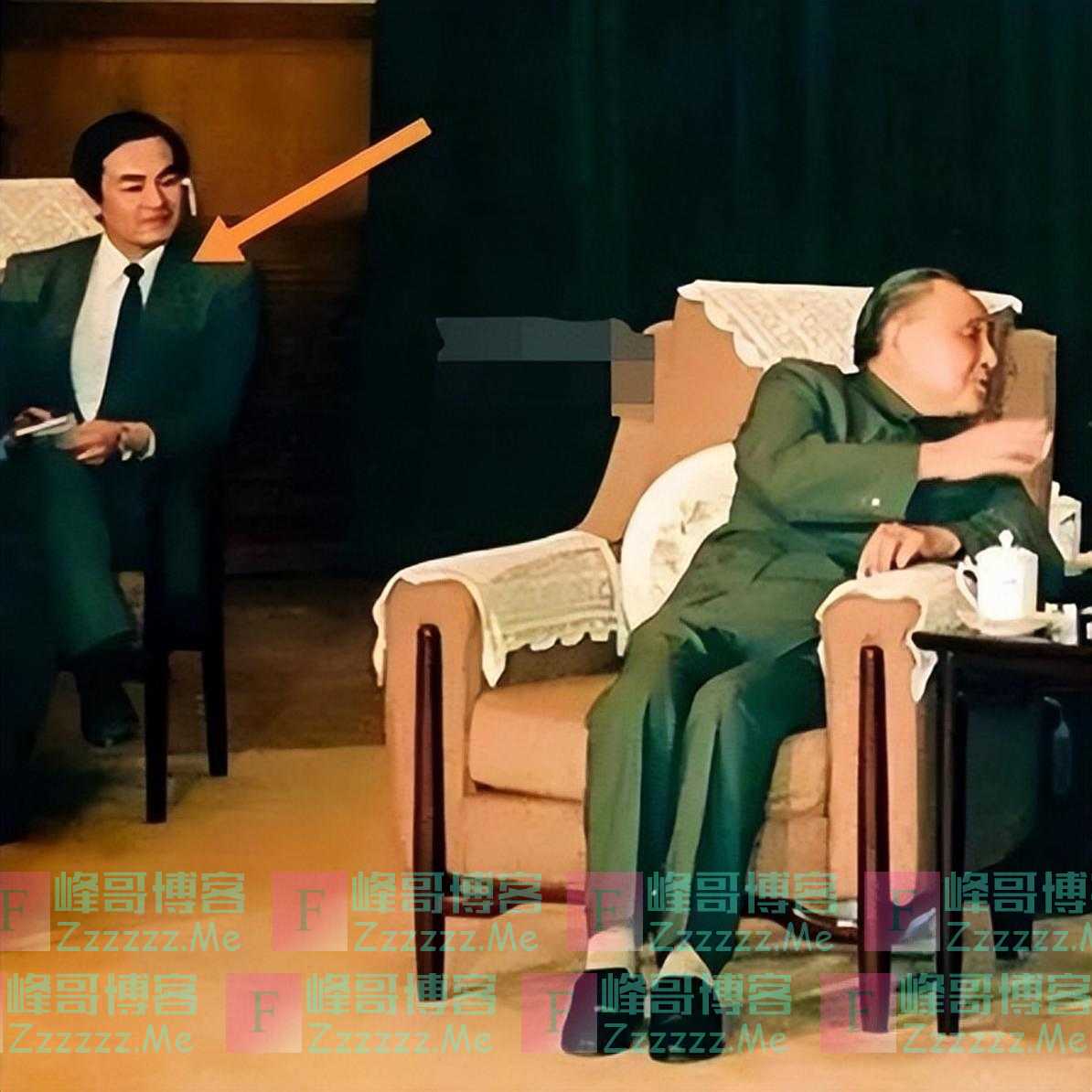 1988年，王毅和邓小平的罕见合照，邓小平衣着讲究，王毅坐在旁边