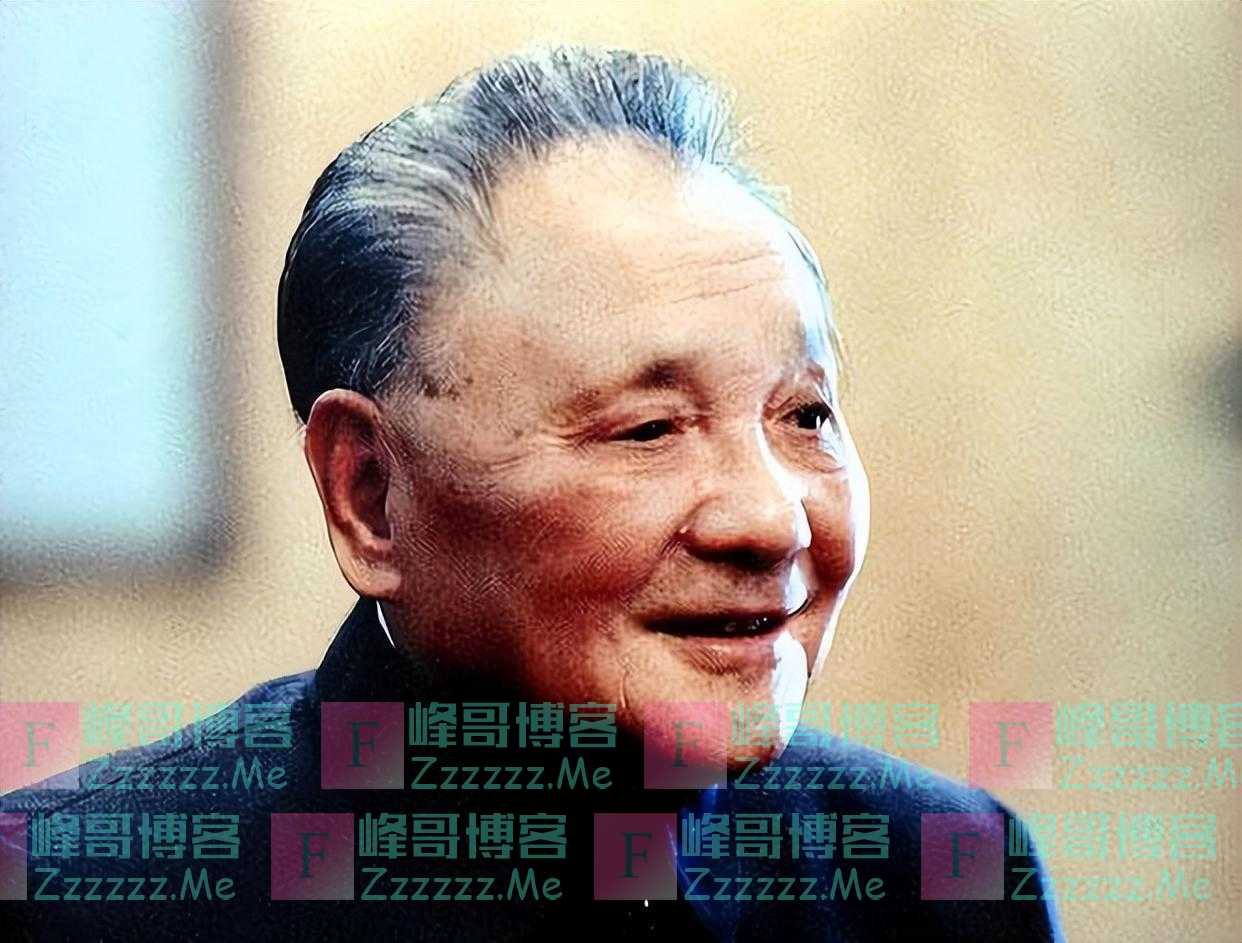 1988年，王毅和邓小平的罕见合照，邓小平衣着讲究，王毅坐在旁边