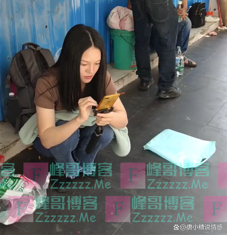 东莞流浪女又添新成员，男生对她特别照顾：很漂亮，不懂为何流浪