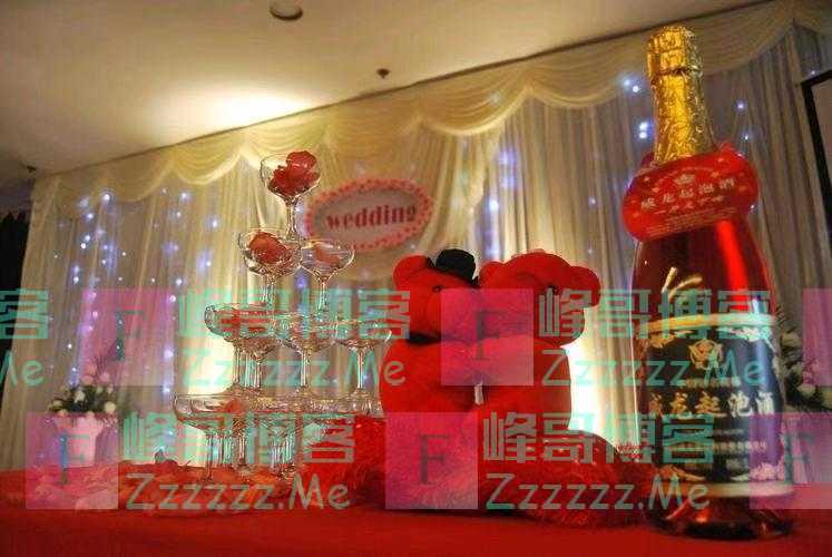 新娘被前男友叫走5分钟，回来后婚礼散场，司仪：你麦克风没关