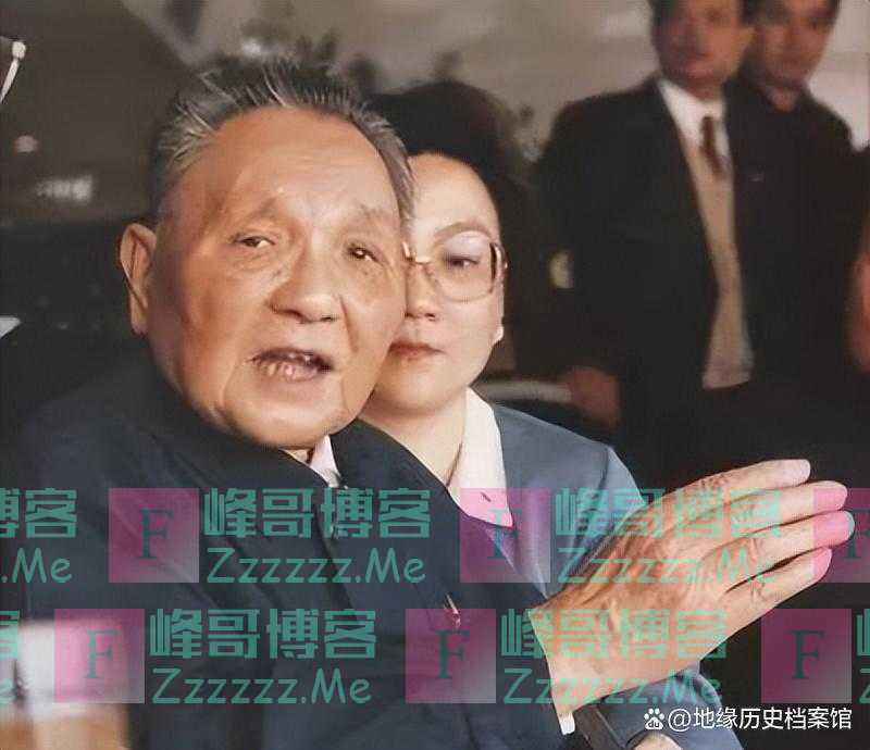 1993年邓小平最后一次游北京，过高速收费站时，女儿对他说：拿钱