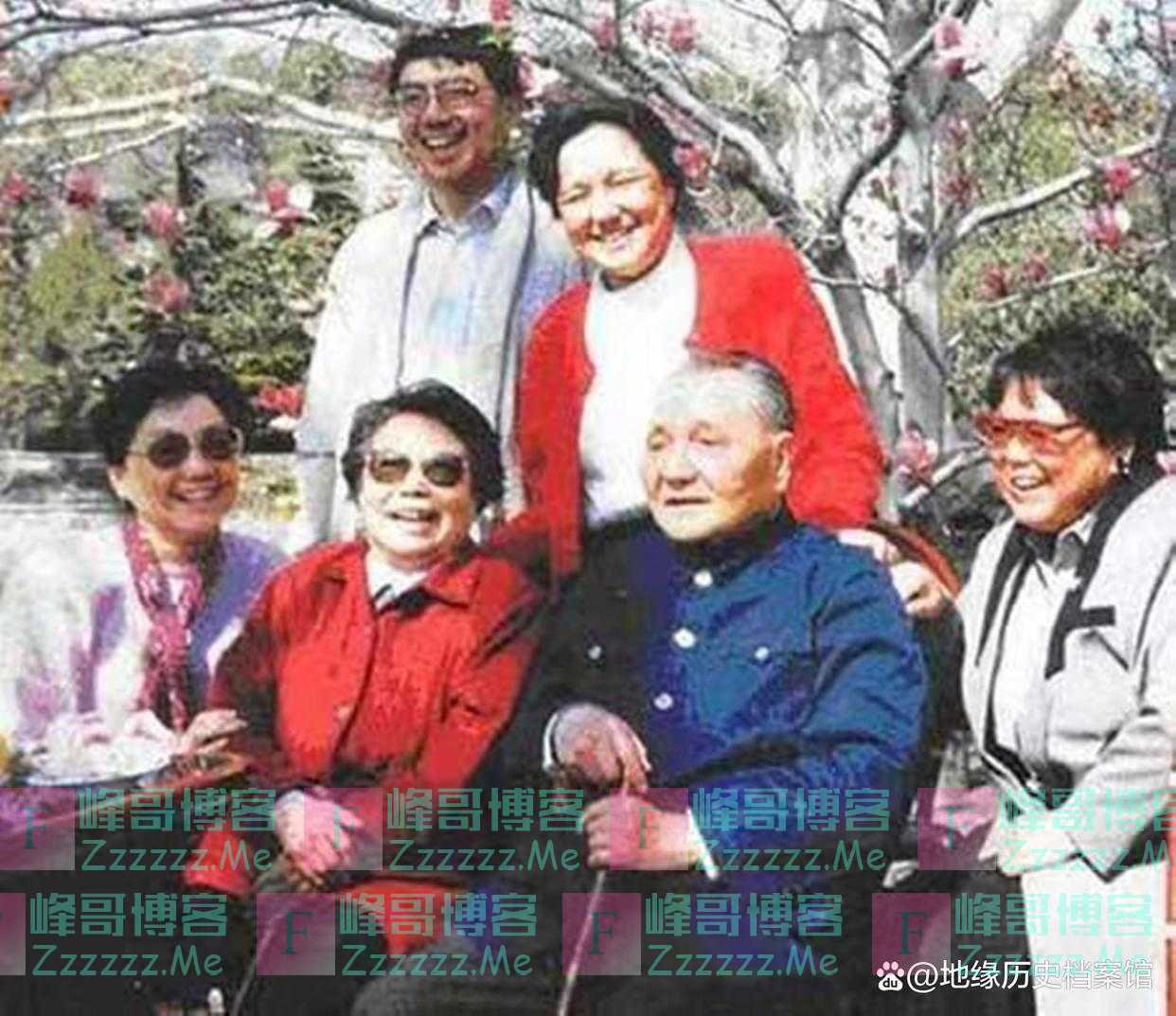 1993年邓小平最后一次游北京，过高速收费站时，女儿对他说：拿钱