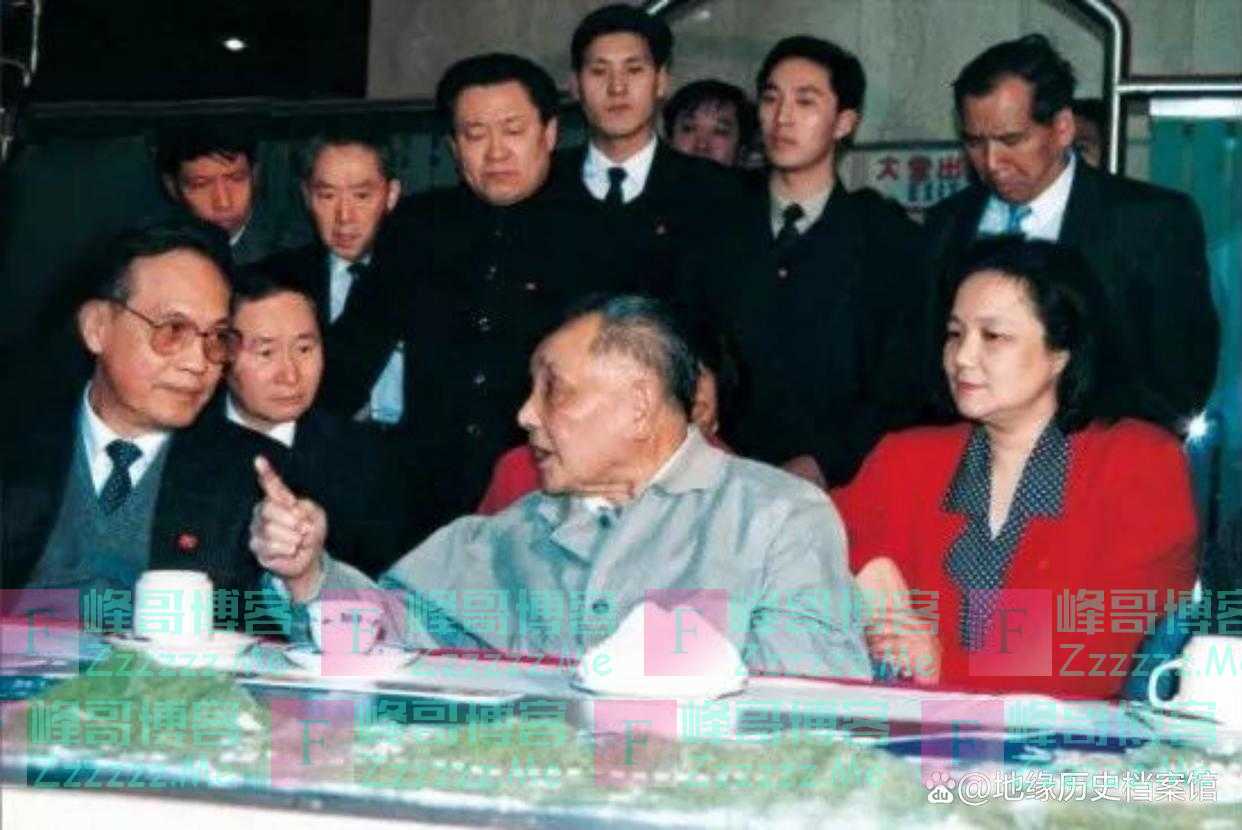 1993年邓小平最后一次游北京，过高速收费站时，女儿对他说：拿钱