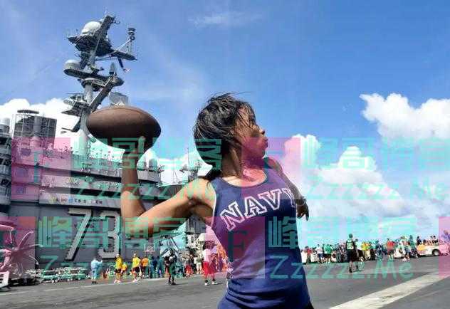 为何美国航母出海时，总要带足500名女兵同行？她们在航母上干啥