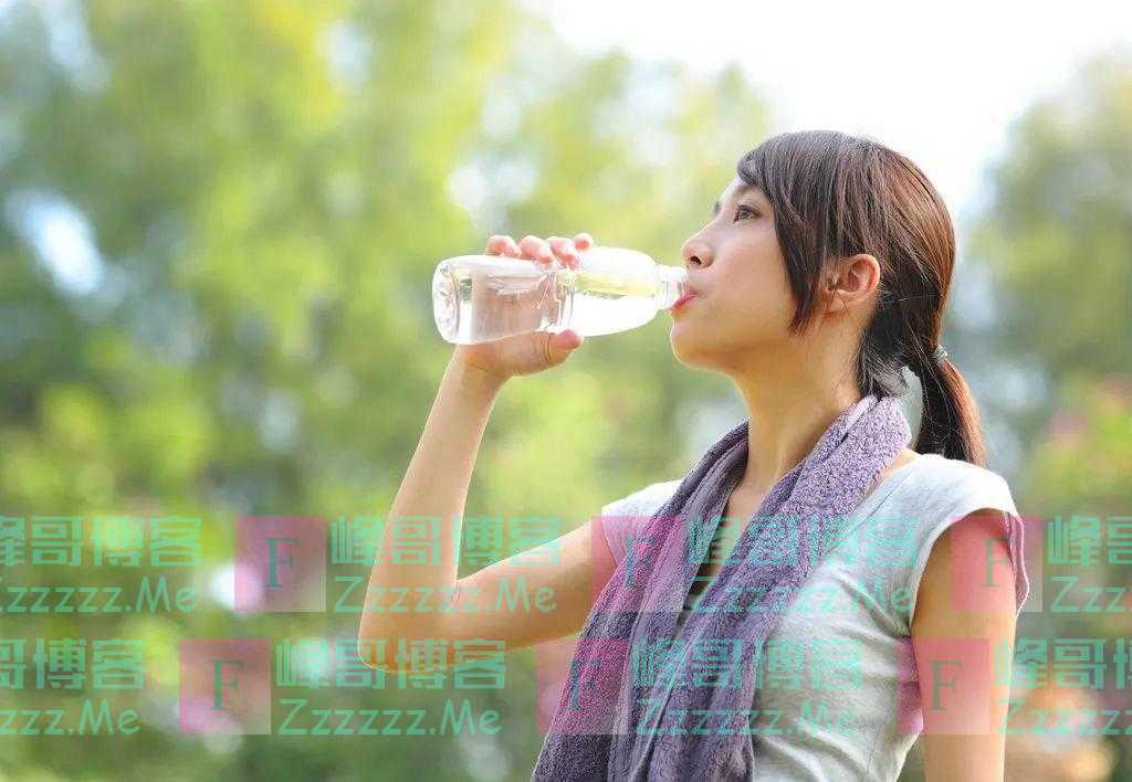 晨起喝杯白开水，是“招湿气”还是“防中风”？真相让人意外，别当是小事就忽略了