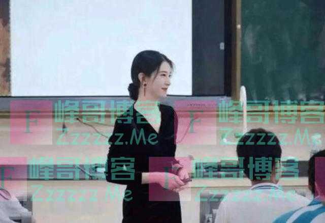广东一女教师穿着暴露引争议，网友：不得体