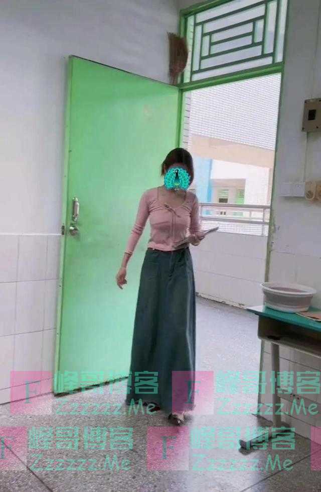 广东一女教师穿着暴露引争议，网友：不得体