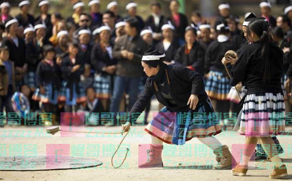 白裤瑶族究竟有多开放？女性服装侧面毫无遮挡，不怕走光吗？