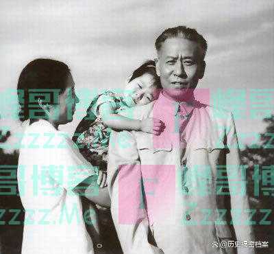 王光美的追悼会上，来了两个“陌生人”，刘源看了一眼失声痛哭