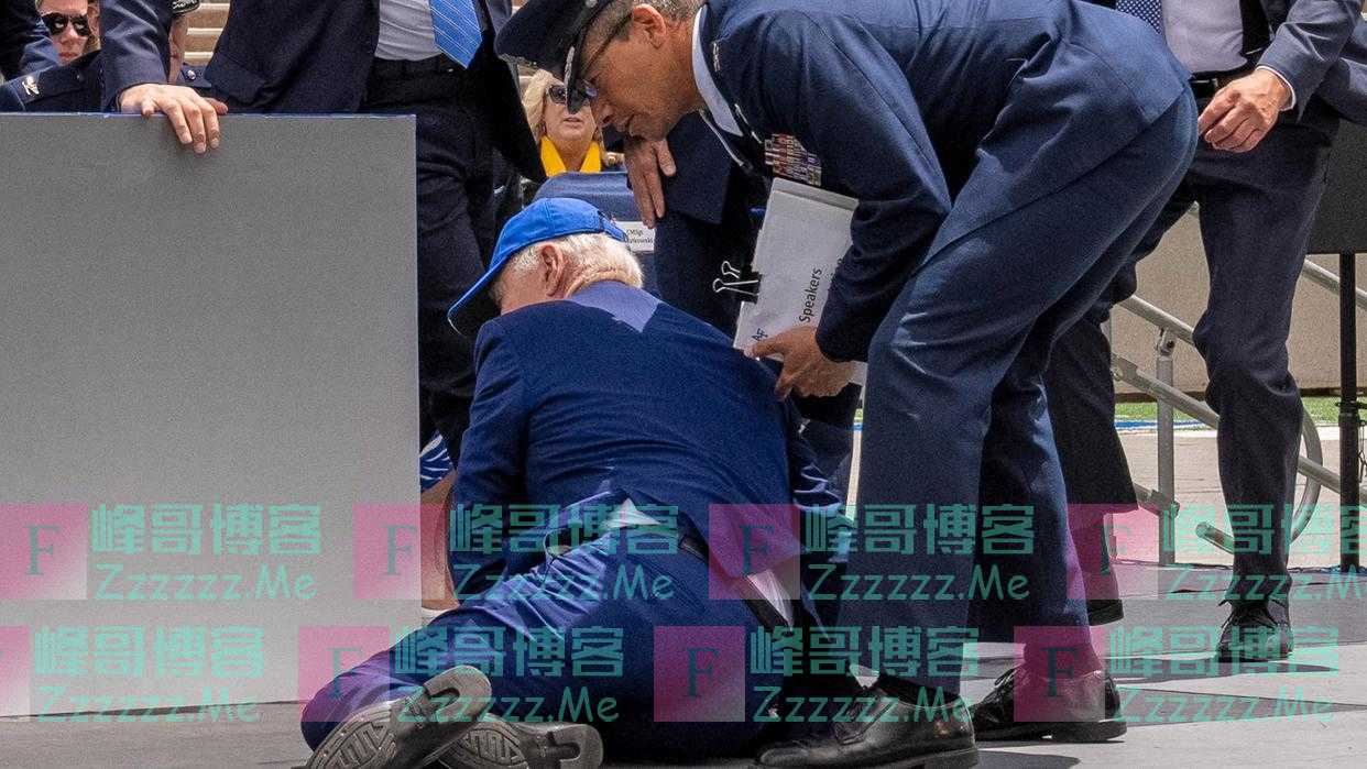 儿子近万张不雅照曝光，自己又当众摔跤！拜登“祸不单行” 特朗普送“慰问”