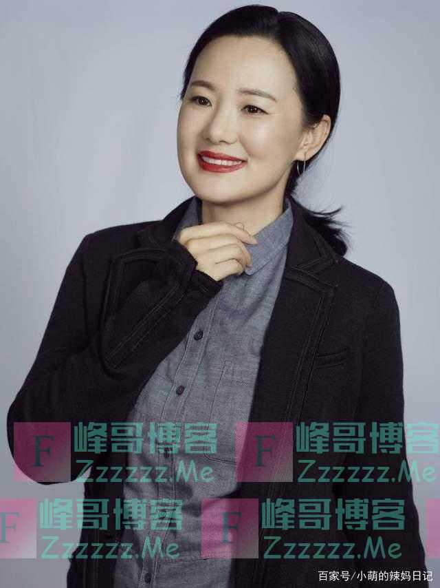 有肚子的中年女人不要“塞衣角”，跟咏梅这样穿，遮肉显瘦还时髦