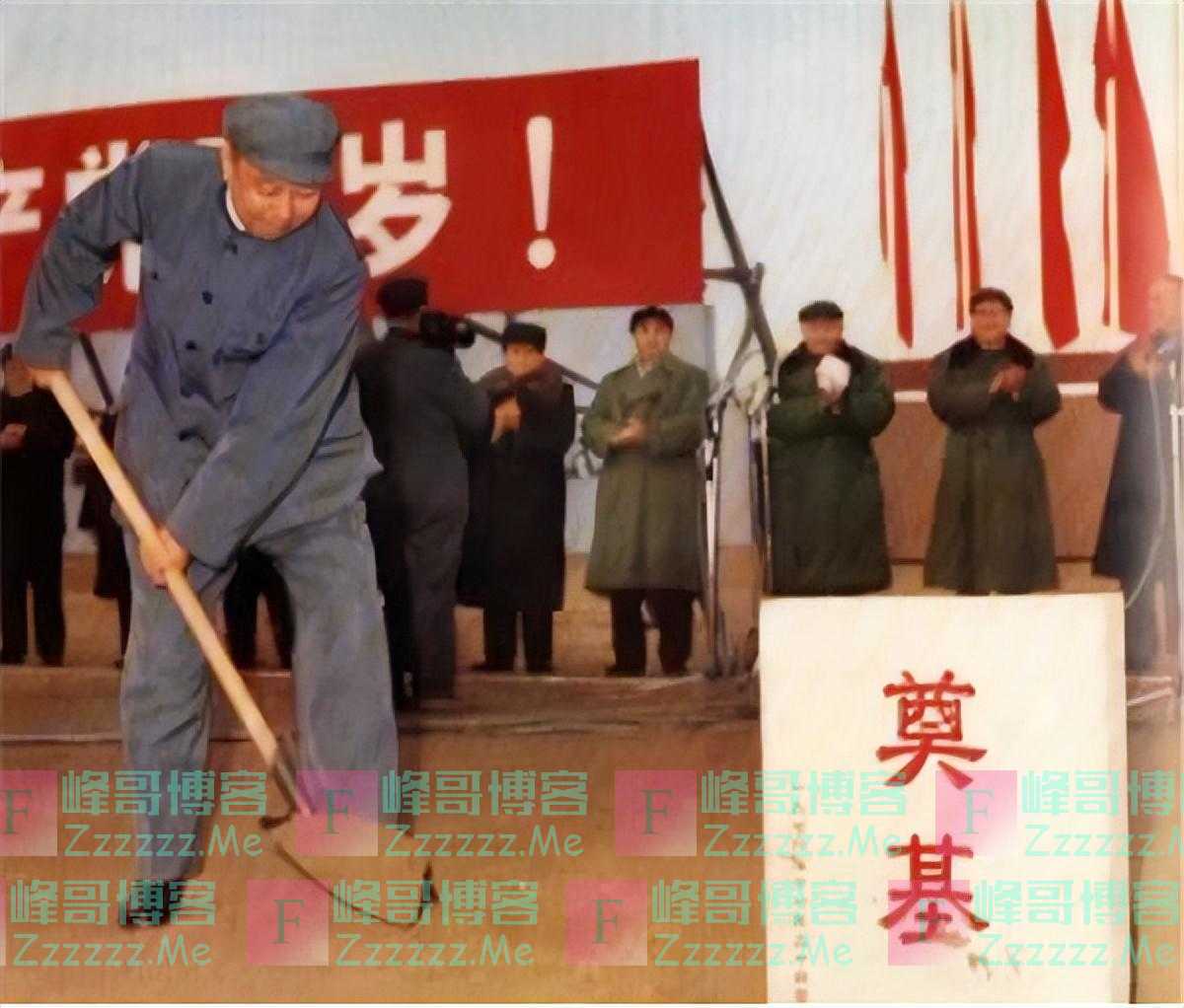 毛主席像已挂在天安门74年，还会挂多久？邓小平同志早给出了答案