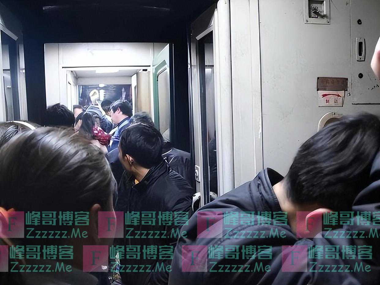 回顾K31列车被困郑州：乘客为求生疯狂抢食物，200名乘客选择破窗
