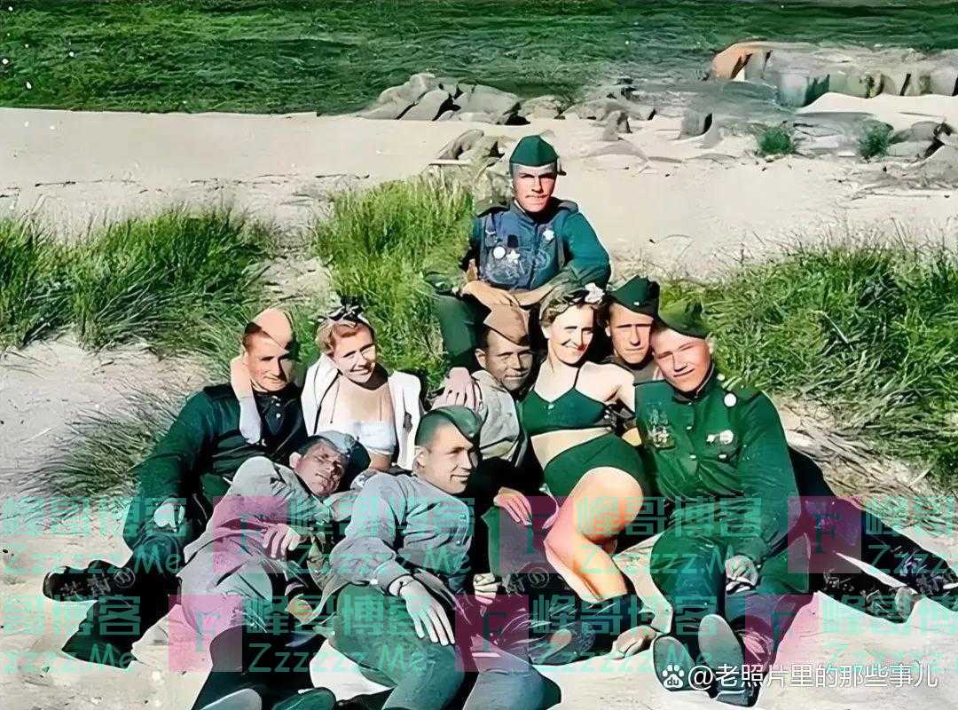 1945年，几名苏军士兵和德国女子，一张罕见留影，他们似乎很融洽
