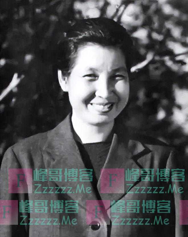 1939年毛主席和一女青年合影，两人神态亲密自然，一看就是老朋友