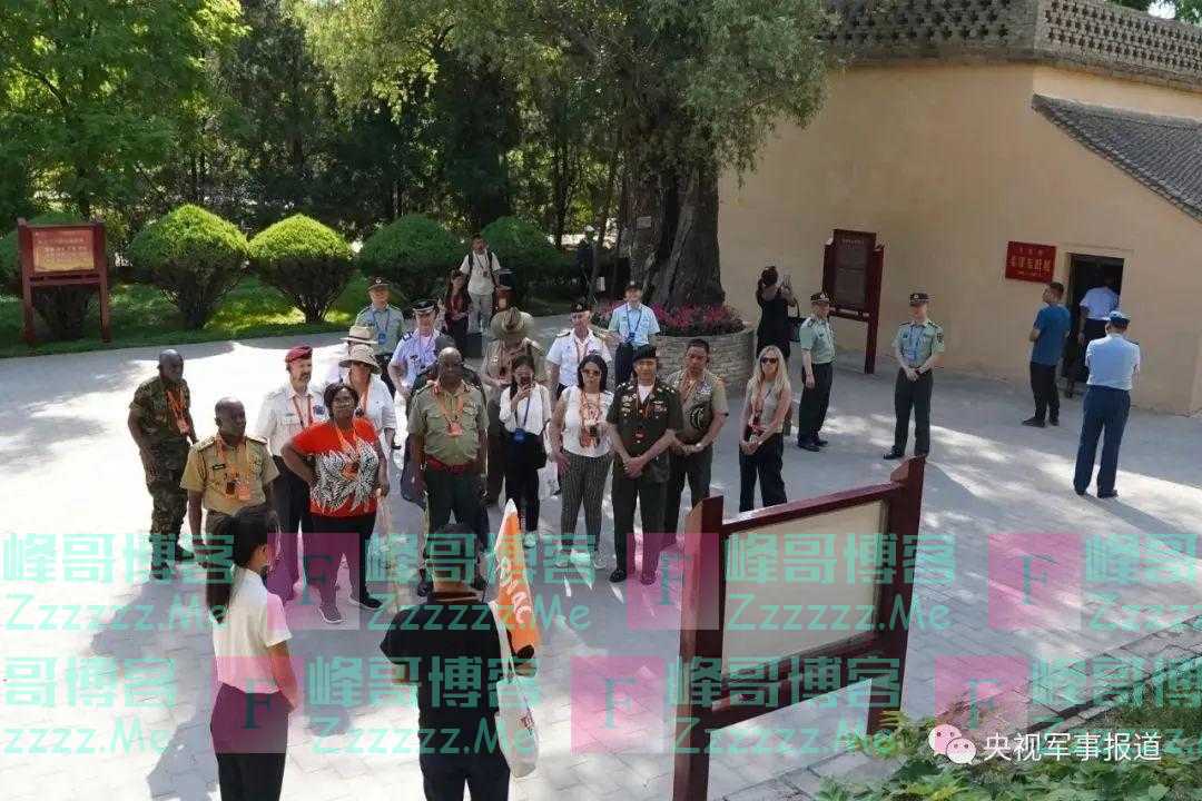 驻华武官赴中部战区参观访问
