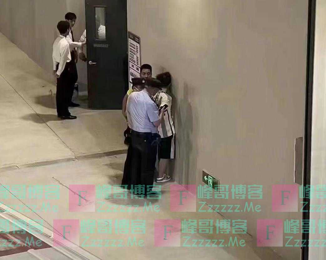 陈妍希带娃看梅西比赛，6岁儿子被路人曝光高清照，比陈晓更帅