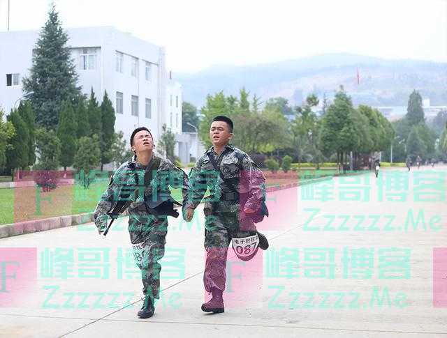 大专一年级去当兵和大学毕业去当兵，两者优缺点比较，建议了解