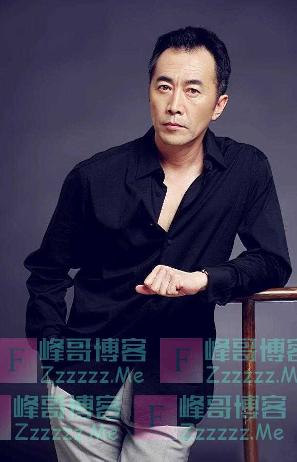 演员郑晓宁：爱慕萨日娜20年，两度娶娇妻，62岁下场太凄惨