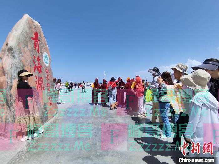 仲夏时节 “高原蓝宝石”青海湖美景引全国游客打卡