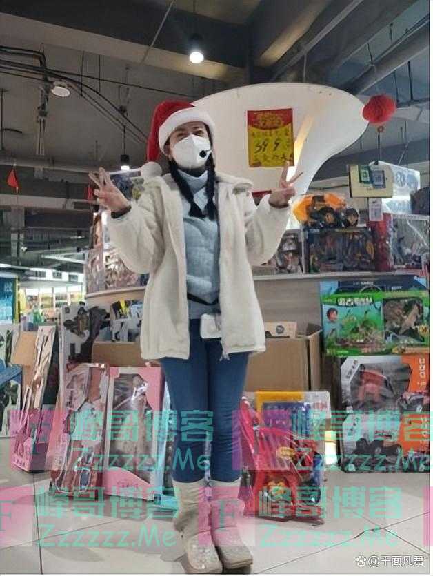 我央视美女导演，35岁辞职摆地摊卖玩具，最多一天挣5000，不后悔
