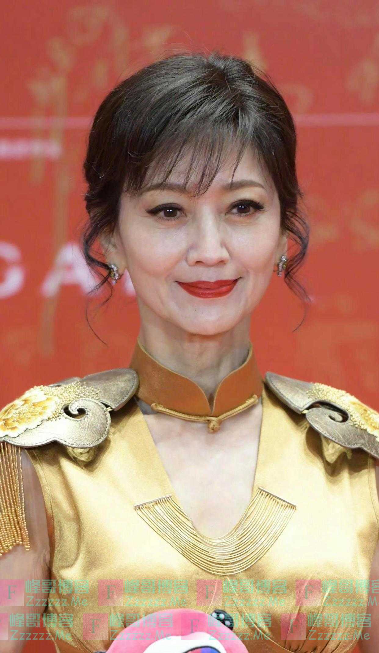 70岁的刘晓庆与74岁的王馥荔对比 自然衰老与医美衰老差距很明显