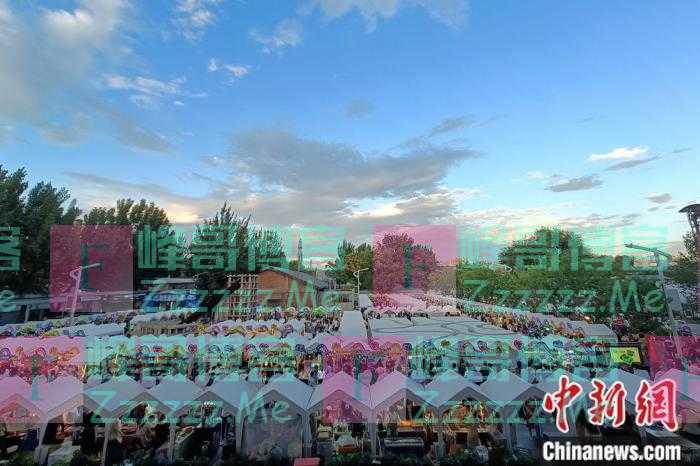 高温下的北京夜生活：游客流连至凌晨，有摊主日入上千