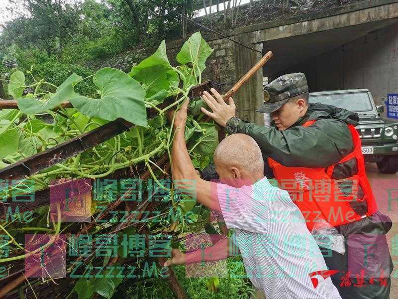 福州连江县多地内涝 武警官兵紧急驰援