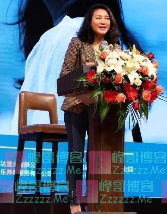 王小丫也出现断崖式衰老！跟宋祖英同框，一个像大妈一个是贵妇