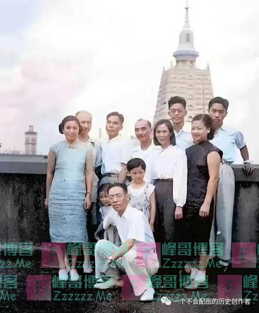 1949年，贺子珍在上海与家人的大合照，她身穿白衬衫，气质高雅