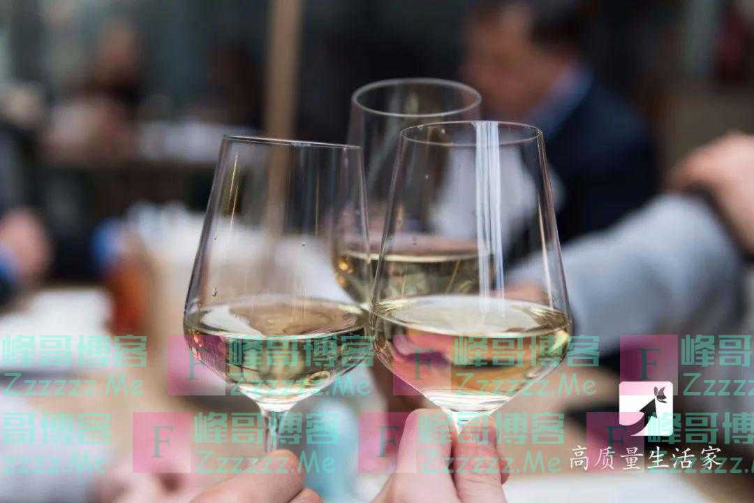 吃晚饭时，长期喝点“白酒”的人，最后身体会怎么样？