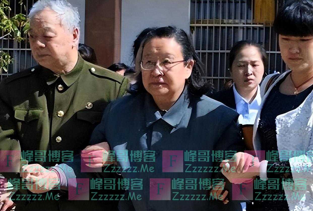 李讷晚年相貌越来越像毛主席，买车时厂长执意不收钱，她怎么办？