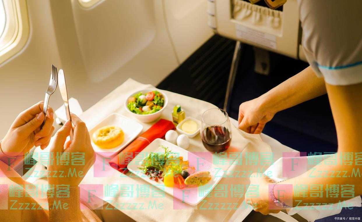 为什么坐飞机，空姐会不停给乘客送吃的？退休机长道出其中套路