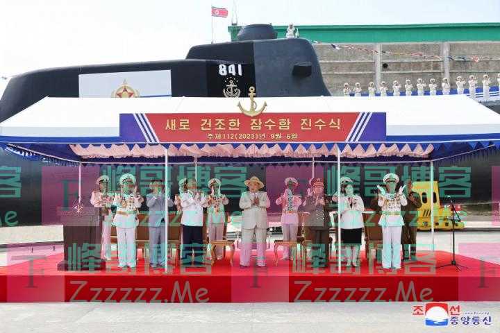 朝鲜第一艘战术核攻击潜艇下水，金正恩出席
