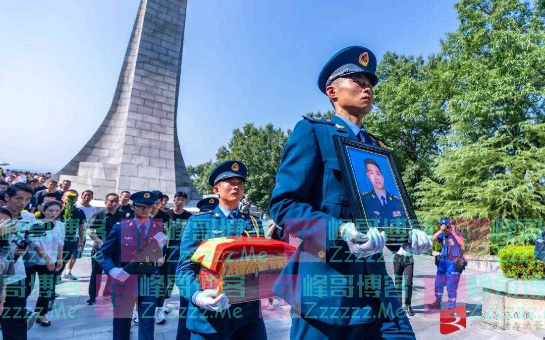 魂归故里！儿子手捧遗照高喊“爸！到家了”