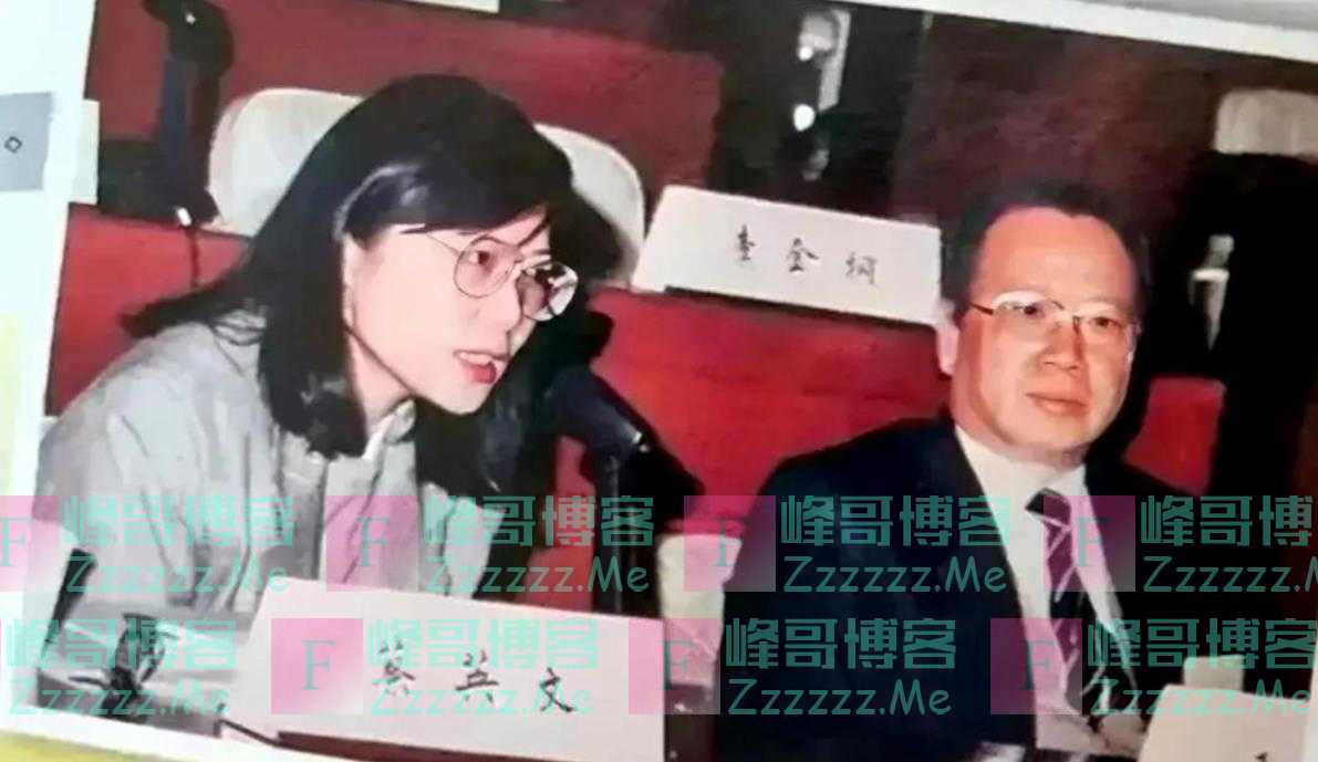 98年蔡英文在上海的照片，那年她42岁，看起来却像20多岁的小姑娘