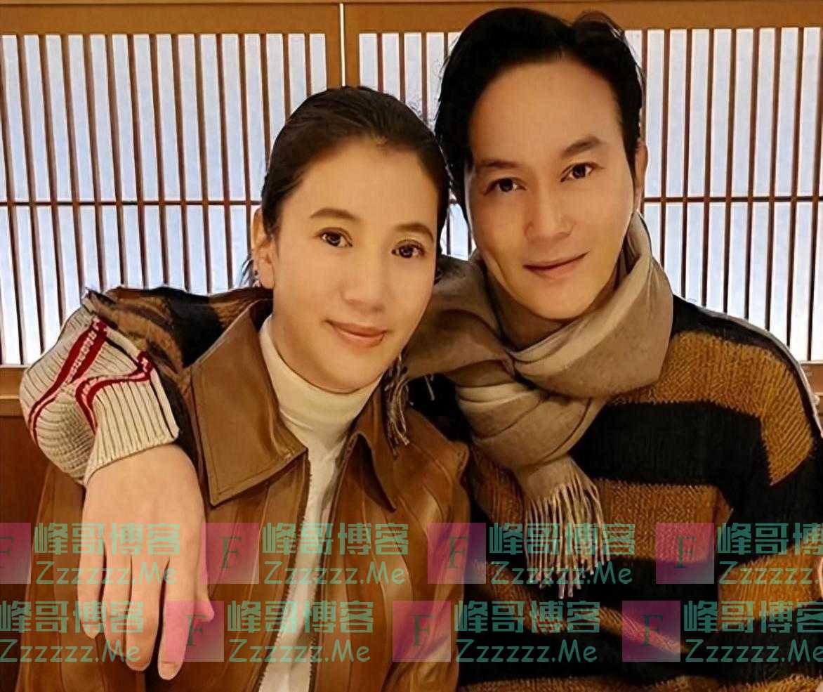 52岁张智霖出警局后首现身,头发花白、老人斑明显,全程无交流