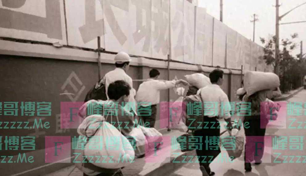 60岁老头被告知领养老金再等10年,在公交车上点燃汽油,47人死亡