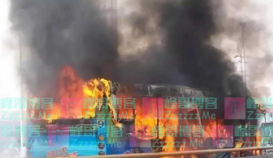 60岁老头被告知领养老金再等10年,在公交车上点燃汽油,47人死亡