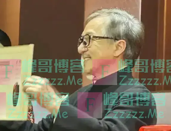 成龙断崖式衰老，白发苍苍尽显老态，网友泪目：我不能接受！