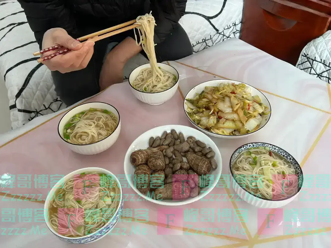 山东一家四口的早餐,在朋友圈火了,网友:真接地气,看着就好吃