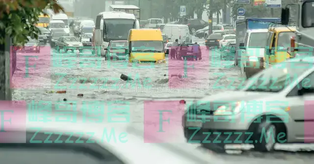 广东的这场暴雨，把新能源的底裤撕了个精光，车主是苦不堪言