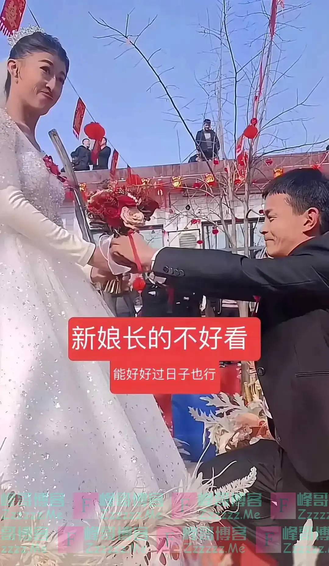 江苏大龄男子脱单,新娘长相奇特引亲友围观,咧嘴一笑众人沉默了
